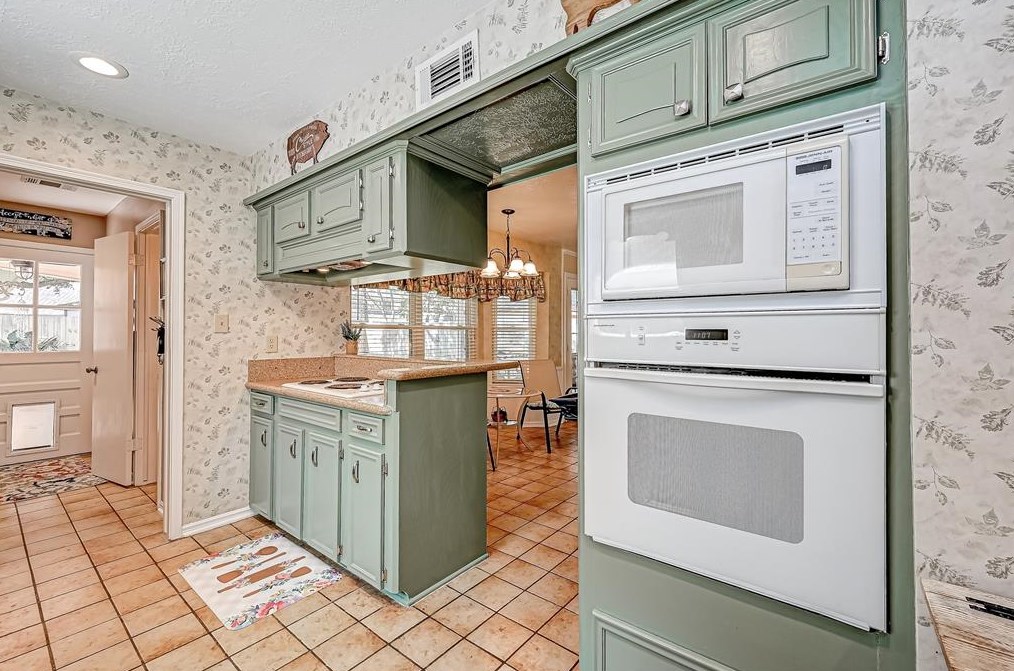 8107 Roebourne Ln, Houston TX  77070-3225 exterior