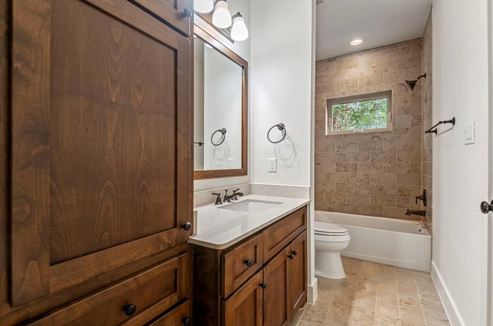2015 Mason, Houston TX  77006-3118 exterior