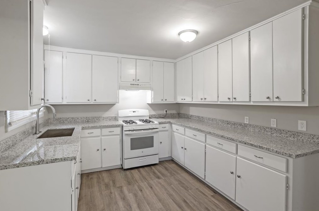 304 Highland Dr, Hitchcock, TX 77563