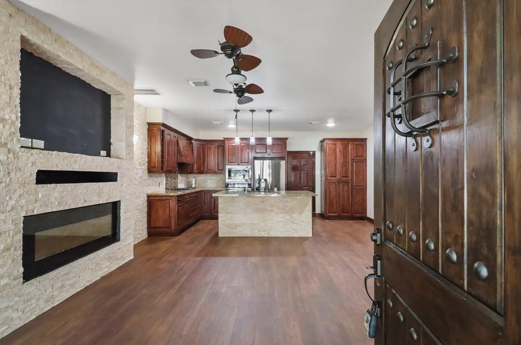 1406 Cypress Cove St, Morgans Point, TX 77571
