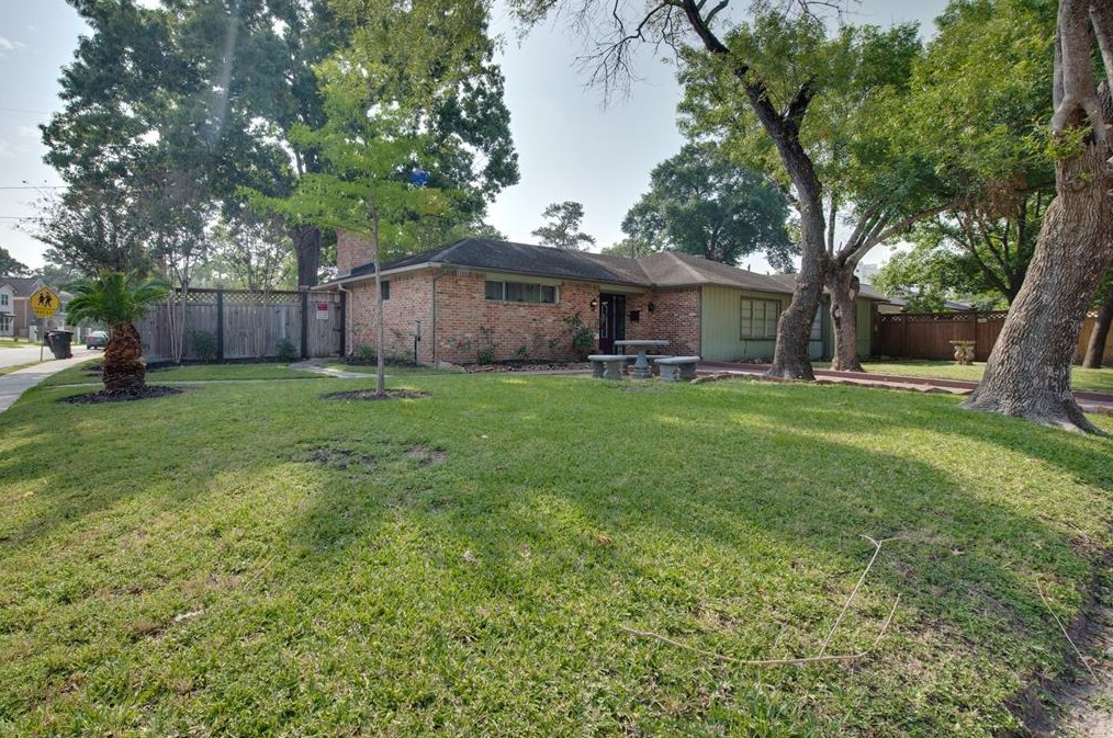1546 Antoine Dr, Houston TX  77086-3924 exterior