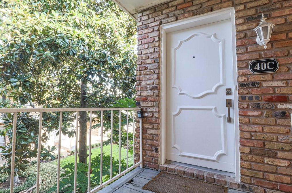 2101 Fountain View Dr, Houston TX  77057-3601 exterior