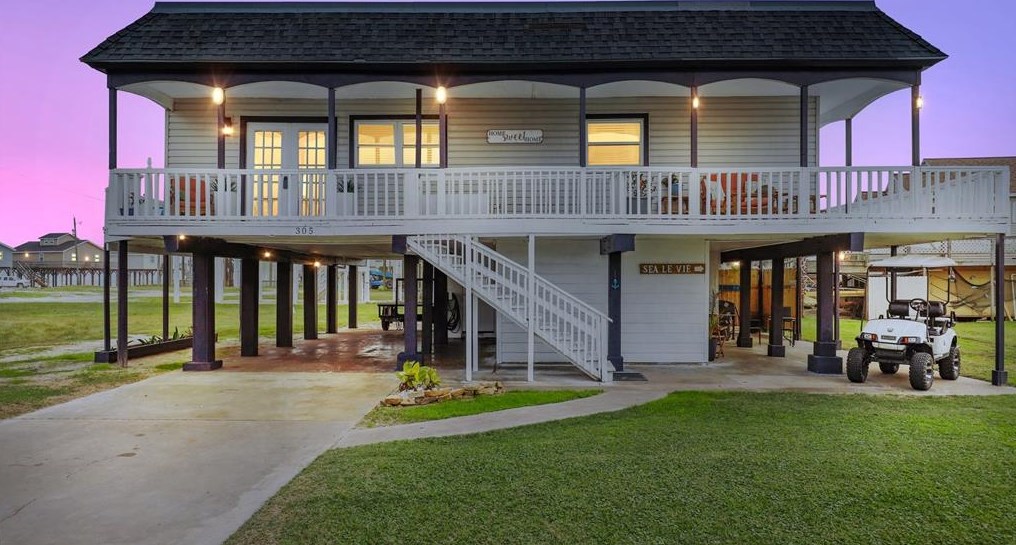 305 Ocean Blvd, Jones Creek, TX 77541-8941