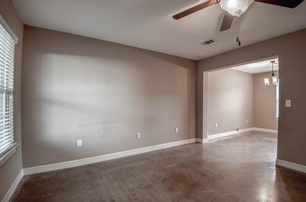 2002 20th St #203, Huntsville, TX 77340