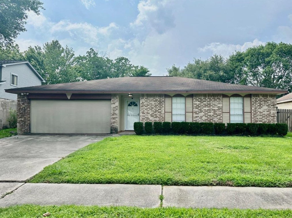 211 Leafwood Cir, League City, TX 77573