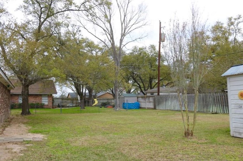 903 W Milroy St, White Hall, TX 77868