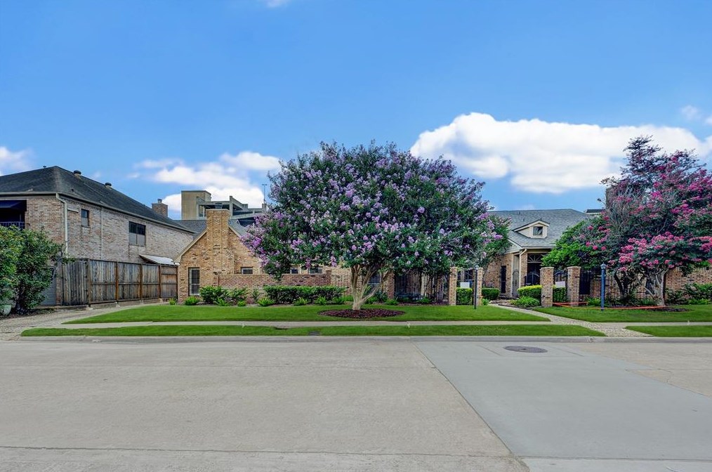 2431 Nantucket Dr, Houston, TX 77057
