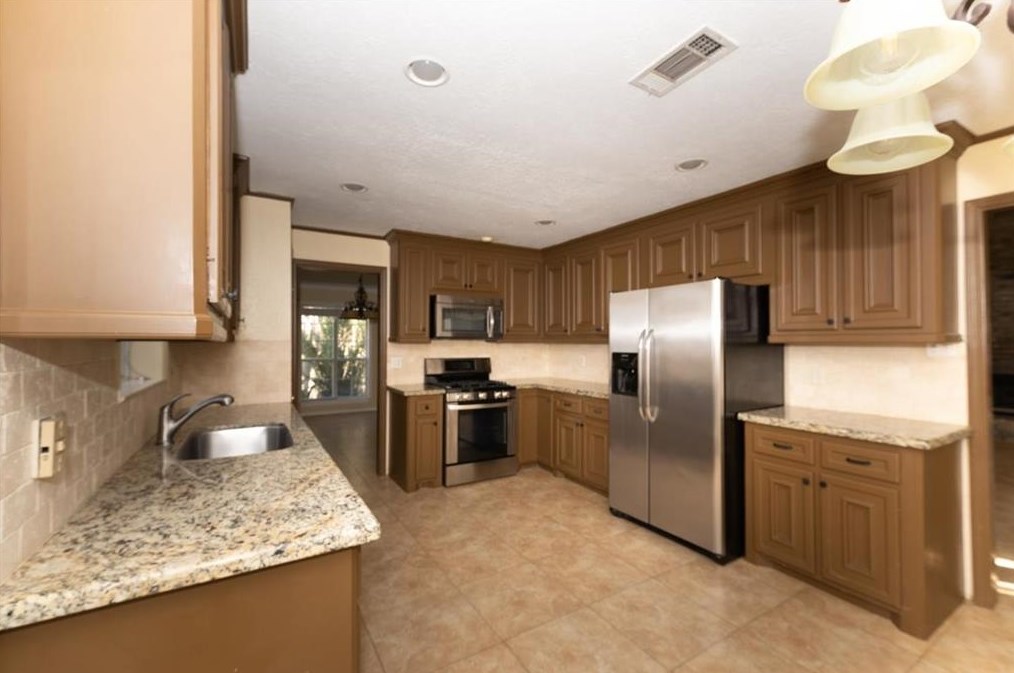 172 Golden Arrow Cir, Spring TX  77381-4608 exterior