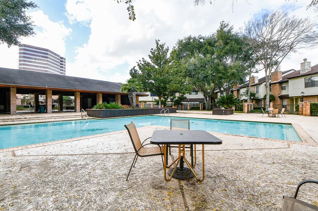 2626 Bering Dr, Houston TX  77057-5735 exterior