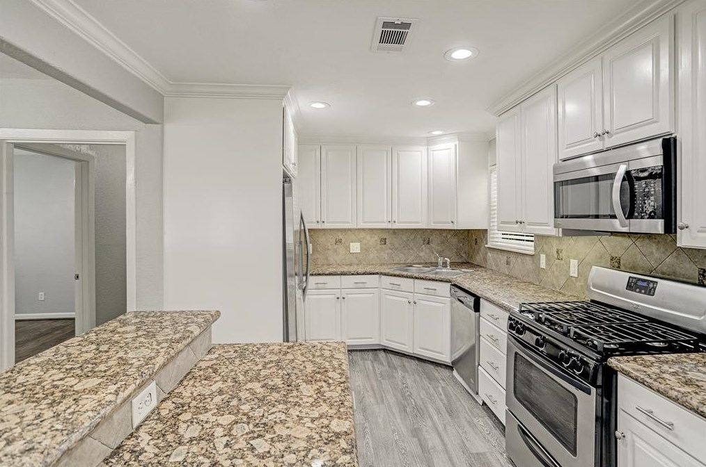 2327 Saxon Dr, Houston TX  77018-4641 exterior