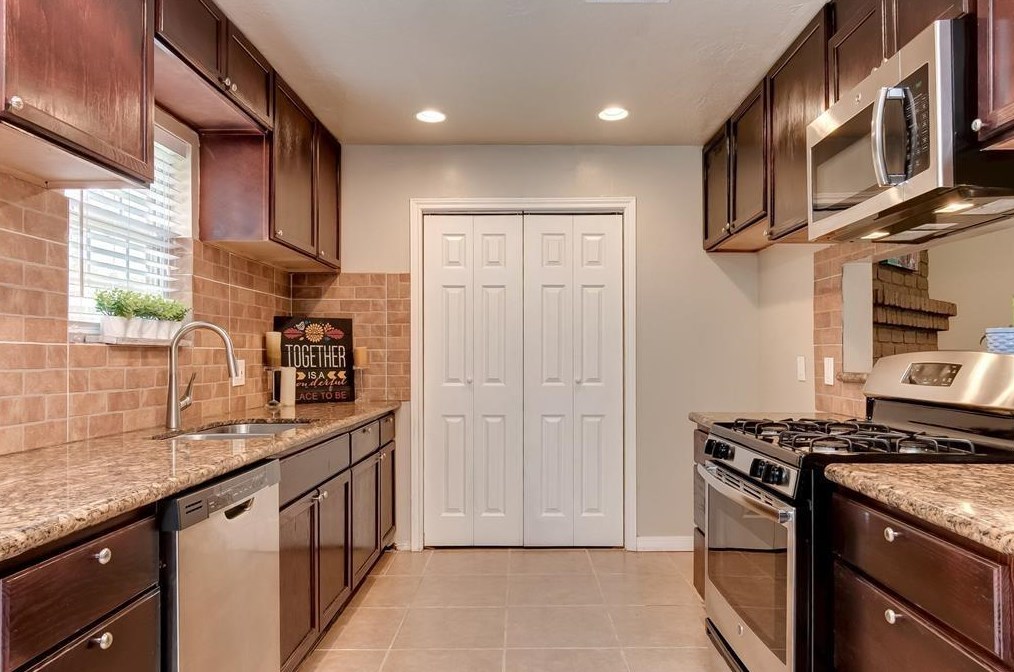 931 Grand Junction Dr, Katy, TX 77450