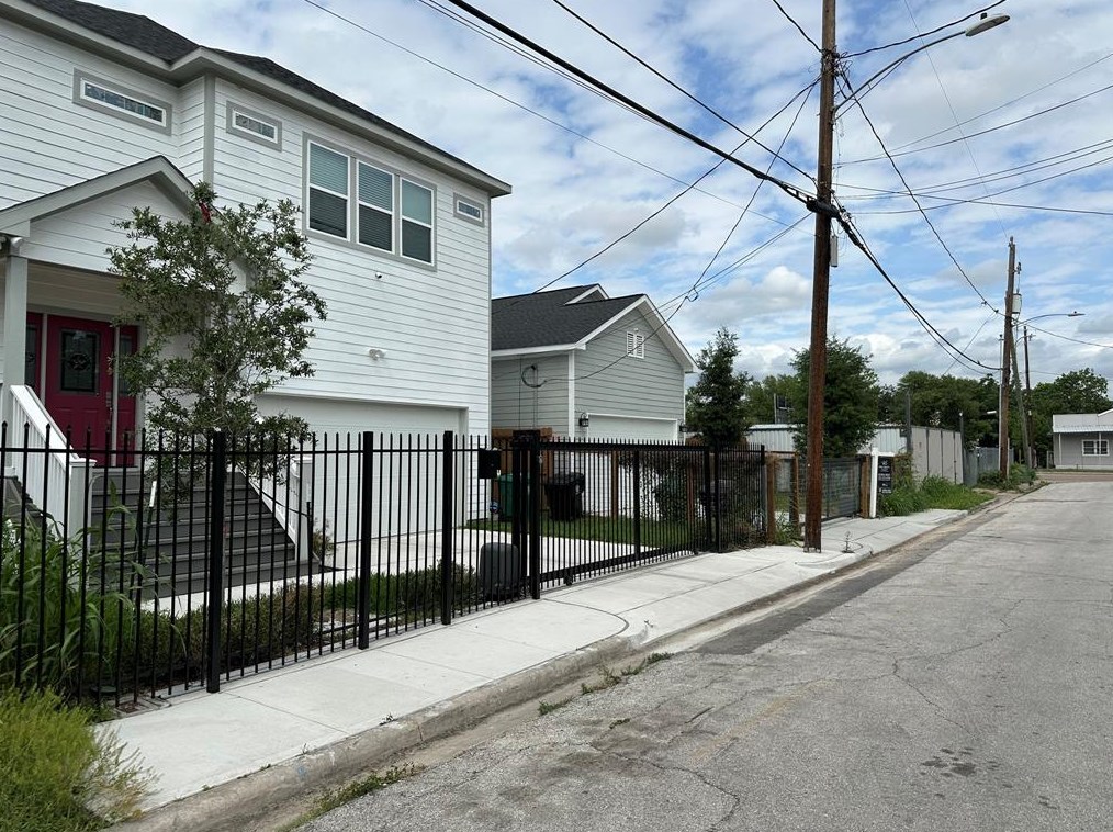 1212 32nd St, Houston TX 77022-6518 exterior