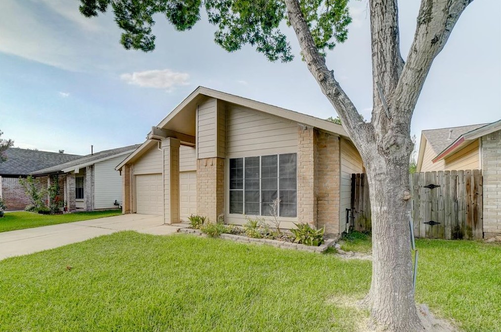 11314 Bayou Place Dr, Houston, TX 77099-4238