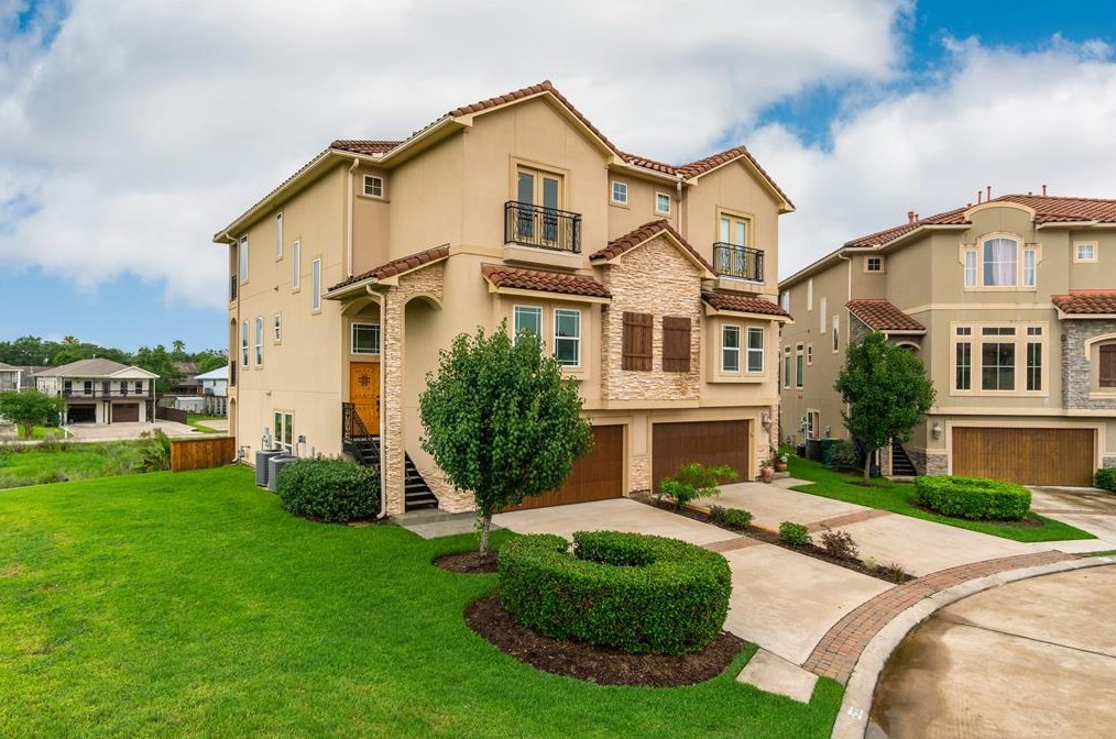 4033 Boardwalk Blvd, Taylor Lake Village, TX 77586
