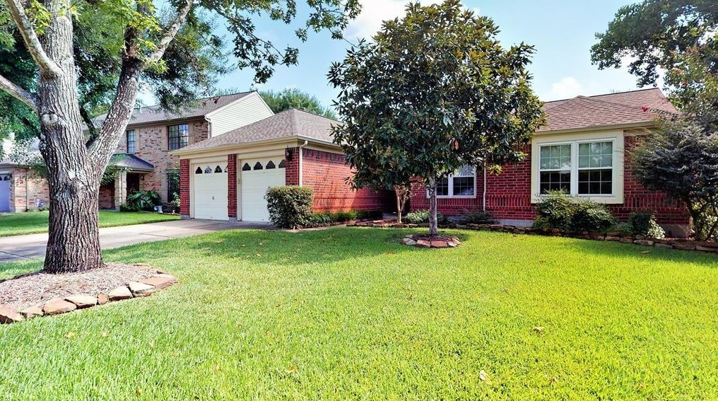 15203 Manorhill Dr, Houston, TX 77062