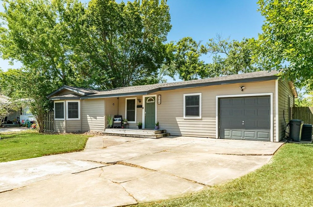 504 Azalea St, Richwood, TX 77566-5806