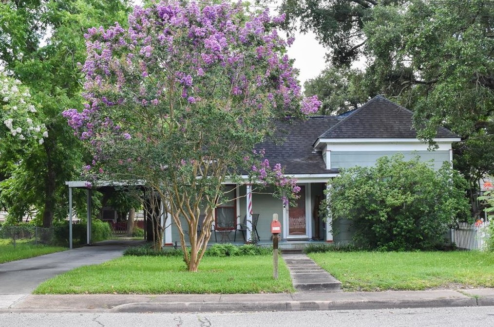1011 W Adoue, Alvin, TX 77511