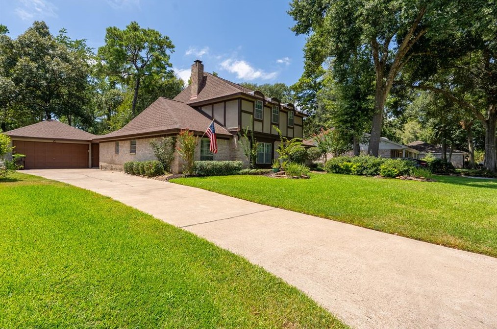8211 Birchglen Ln, Houston, TX 77070-3642