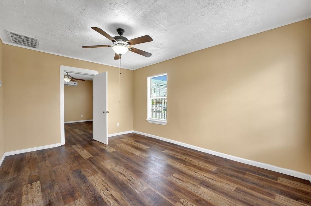 1219 Tarley St, Houston, TX 77009-2153