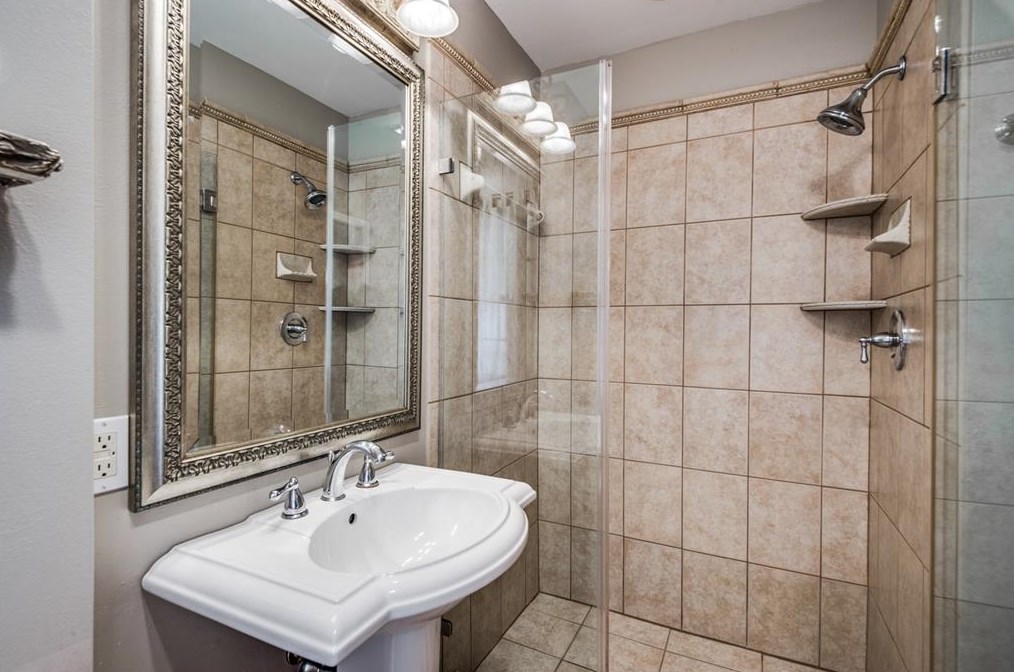 9642 Meadowcroft Dr, Houston TX 77063-3720 exterior