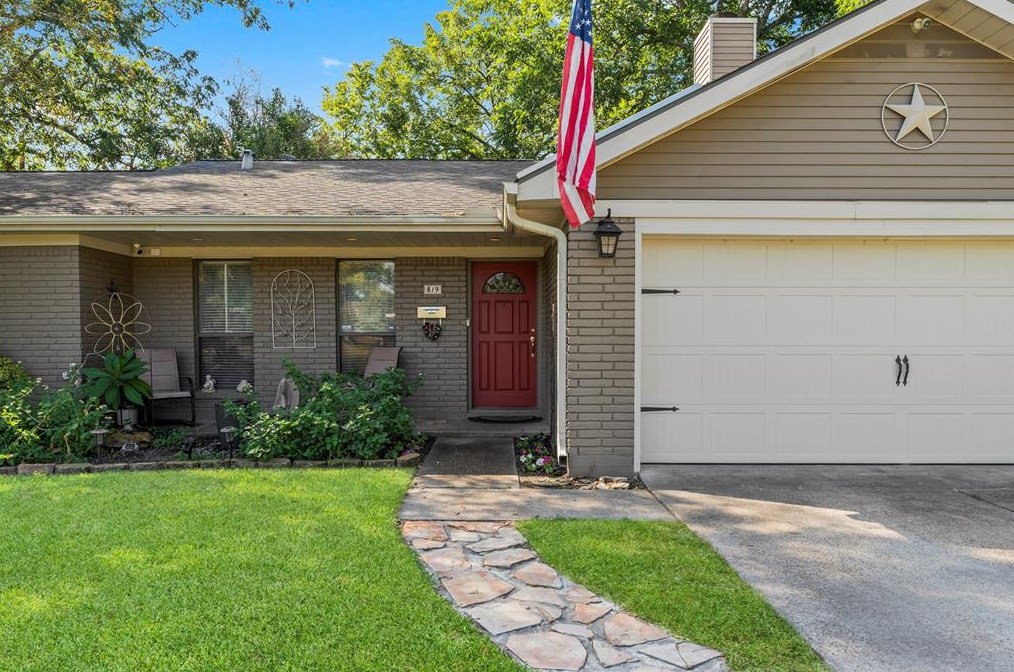 819 Helms Rd, Houston, TX 77088-1902