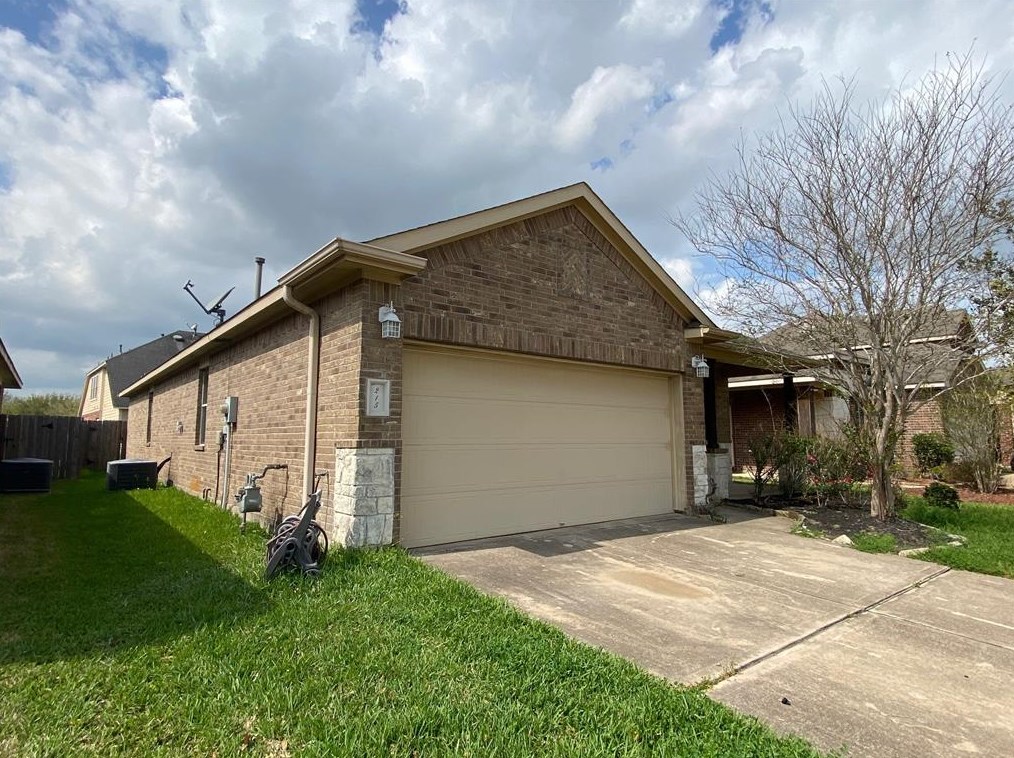 215 Rodeo Dr, Manvel, TX 77578