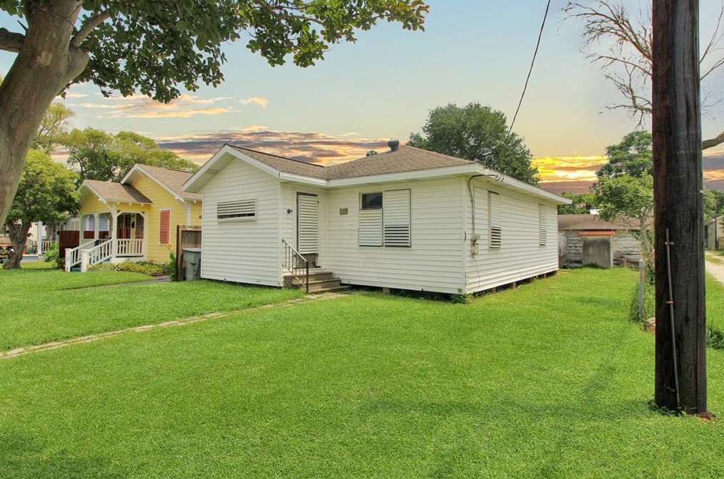 2212 48th St, Galveston, TX 77551-5207