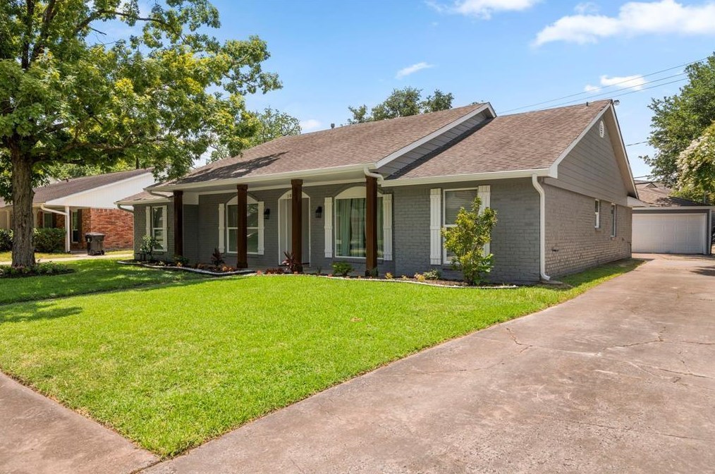 10402 Bob White Dr, Houston, TX 77096