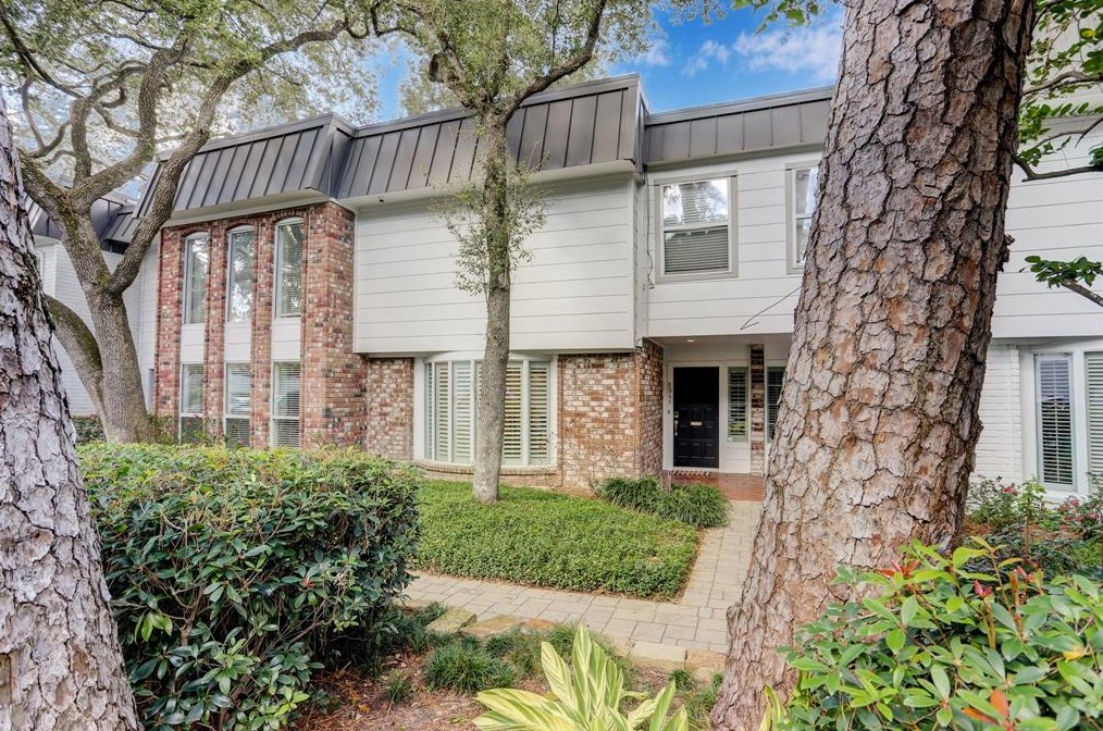 8948 Chatsworth Dr, Houston, TX 77024-3710