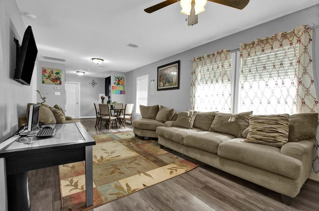 1607 Sylvester Rd, Houston TX  77009-1220 exterior