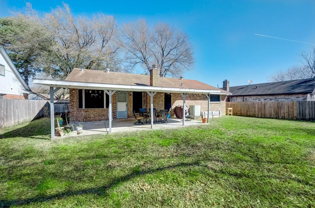 13123 Winding Wood Dr, Houston TX  77038-1742 exterior