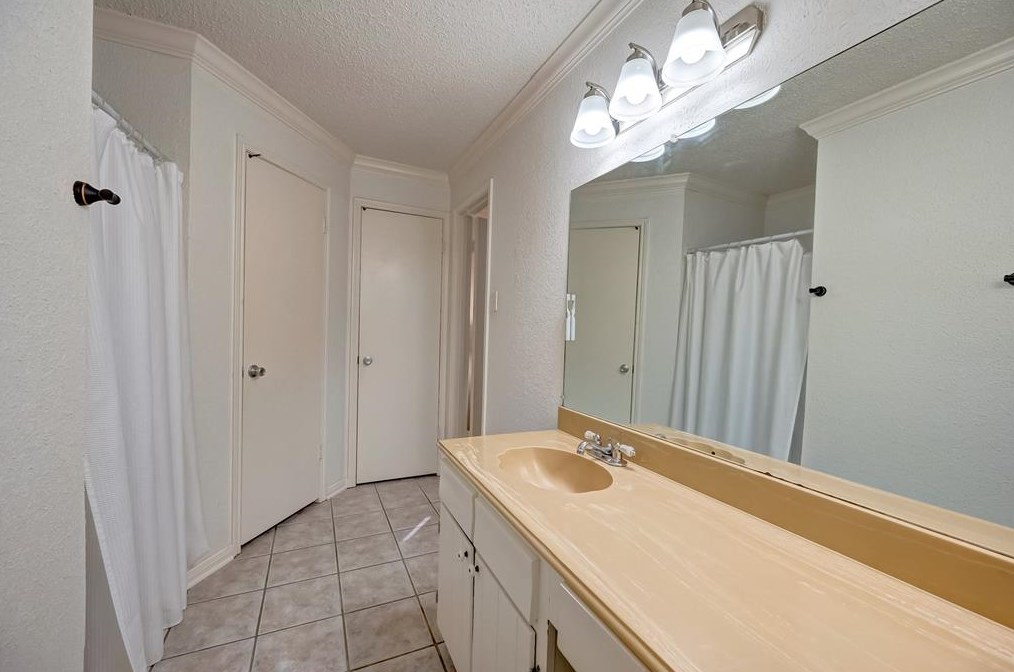 13123 Winding Wood Dr, Houston TX  77038-1742 exterior