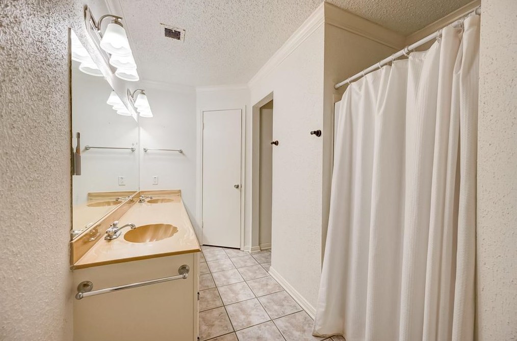 13123 Winding Wood Dr, Houston TX  77038-1742 exterior