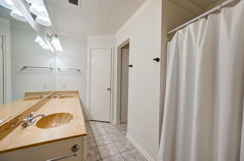 13123 Winding Wood Dr, Houston TX  77038-1742 exterior