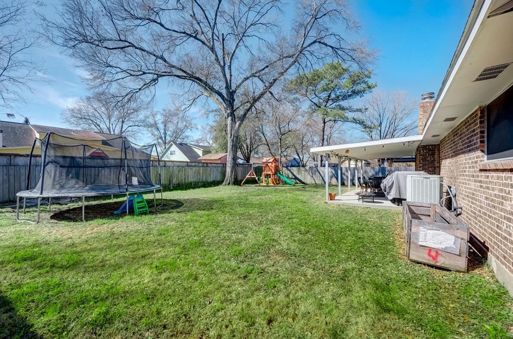 13123 Winding Wood Dr, Houston TX  77038-1742 exterior