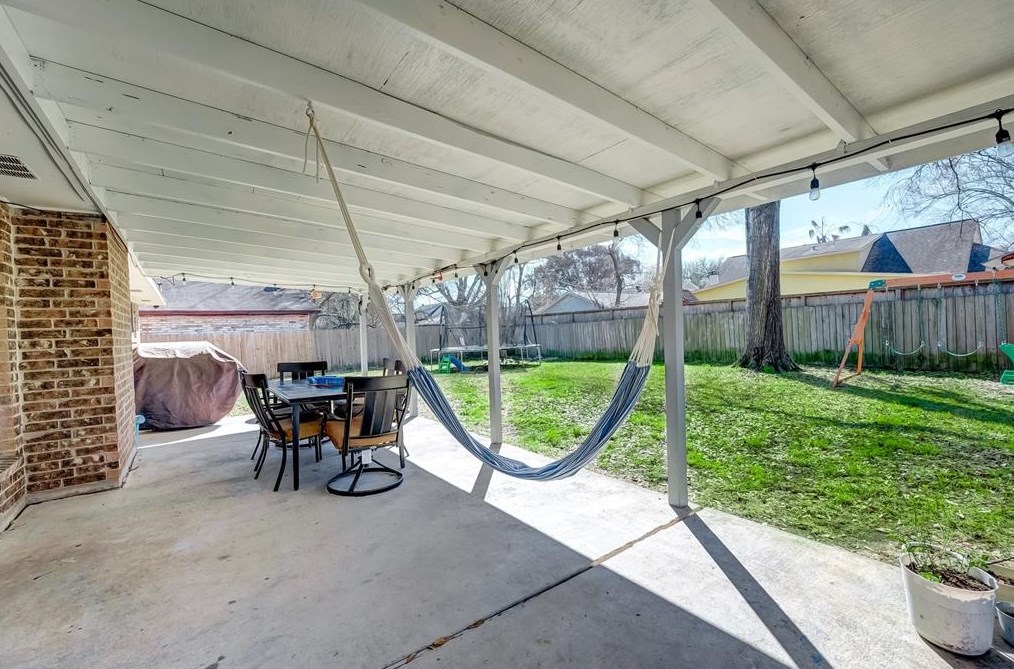 13123 Winding Wood Dr, Houston TX  77038-1742 exterior