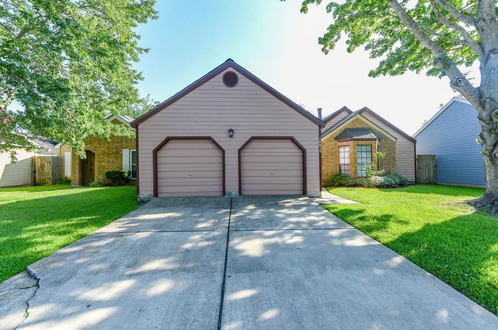 16618 Saturn Ln, Houston, TX 77062