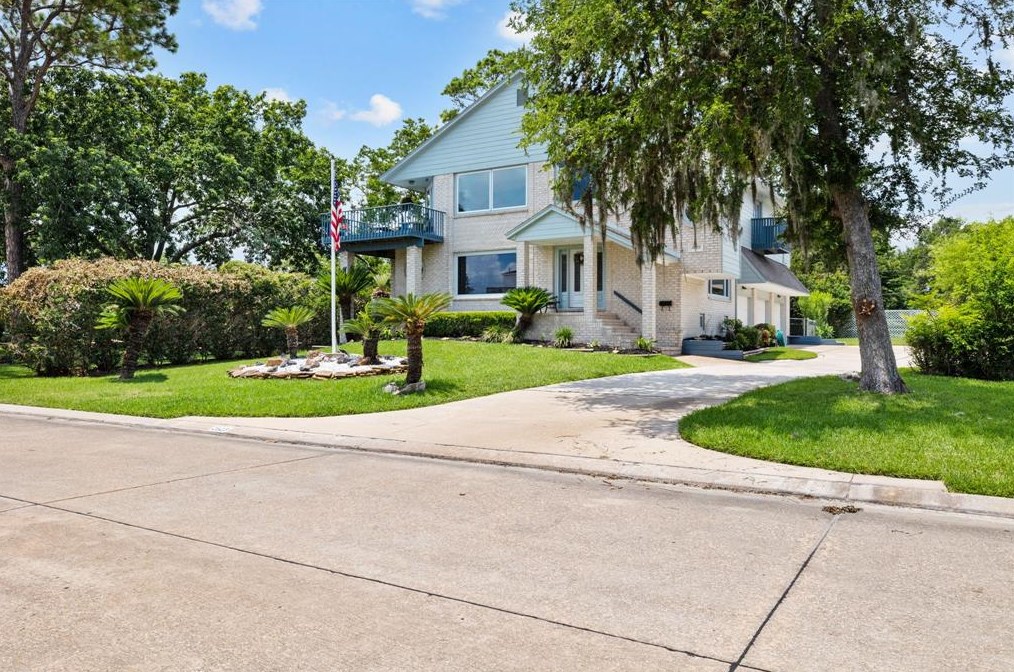 2523 Baycrest Dr, Houston TX  exterior