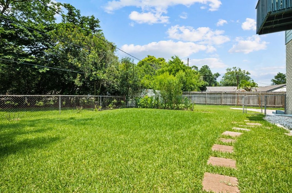 2523 Baycrest Dr, Houston TX  exterior