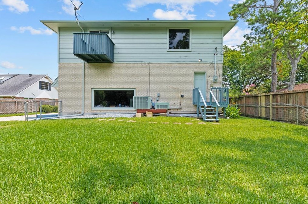 2523 Baycrest Dr, Houston TX  exterior