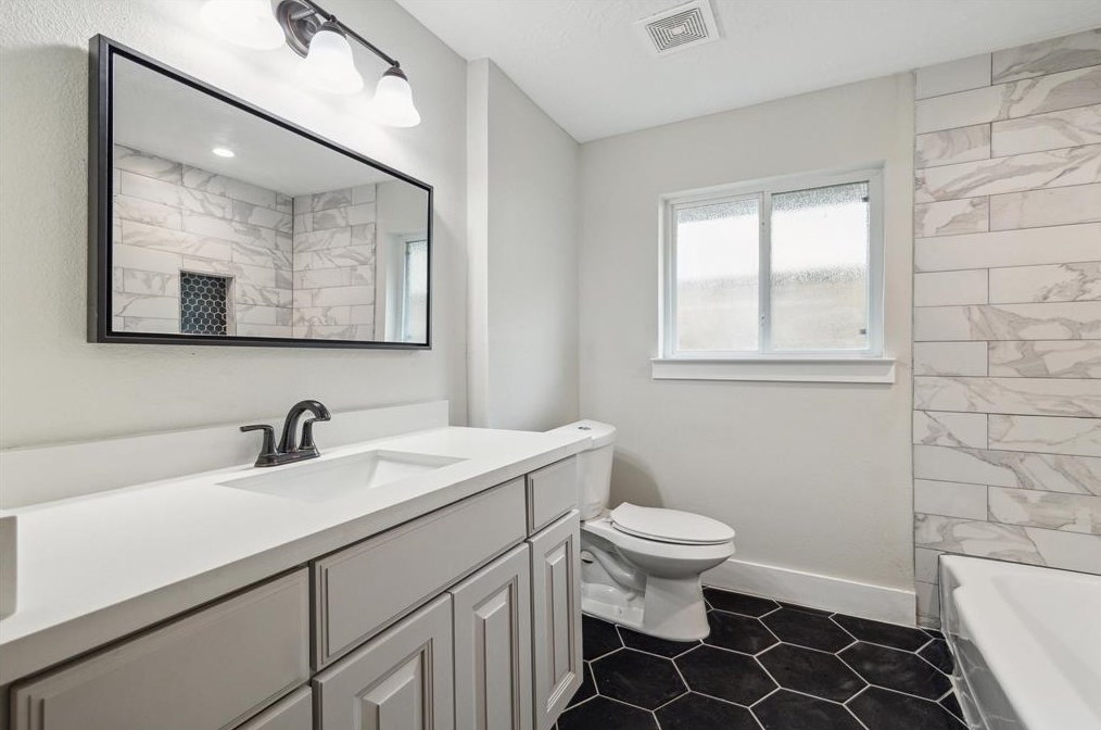 5466 Beechnut St, Houston TX  77096-1422 exterior