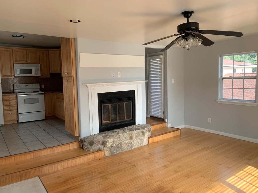 213 1st St #b, Galveston, TX 77550