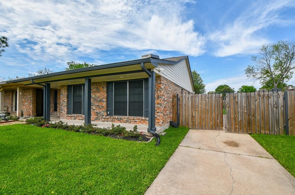 13910 Bonnercrest Dr, Houston, TX 77083