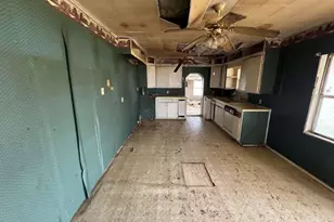 610 W Garrison Ave, Electra, TX 76360 - Photo 4