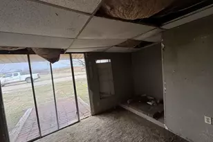 610 W Garrison Ave, Electra, TX 76360 - Photo 8