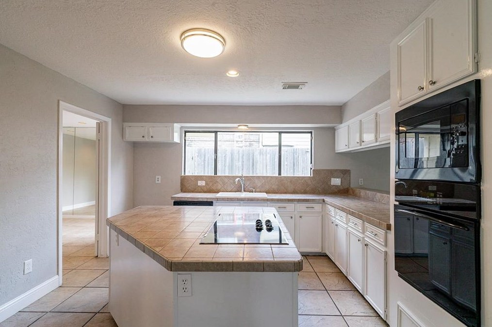 7602 Antoine Dr, Houston TX  77088-4203 exterior