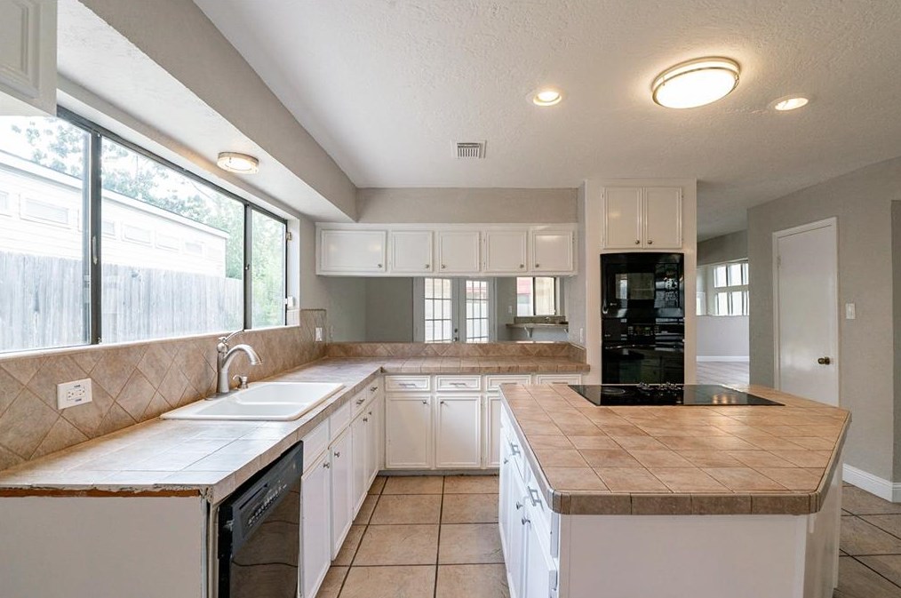 7602 Antoine Dr, Houston TX  77088-5410 exterior