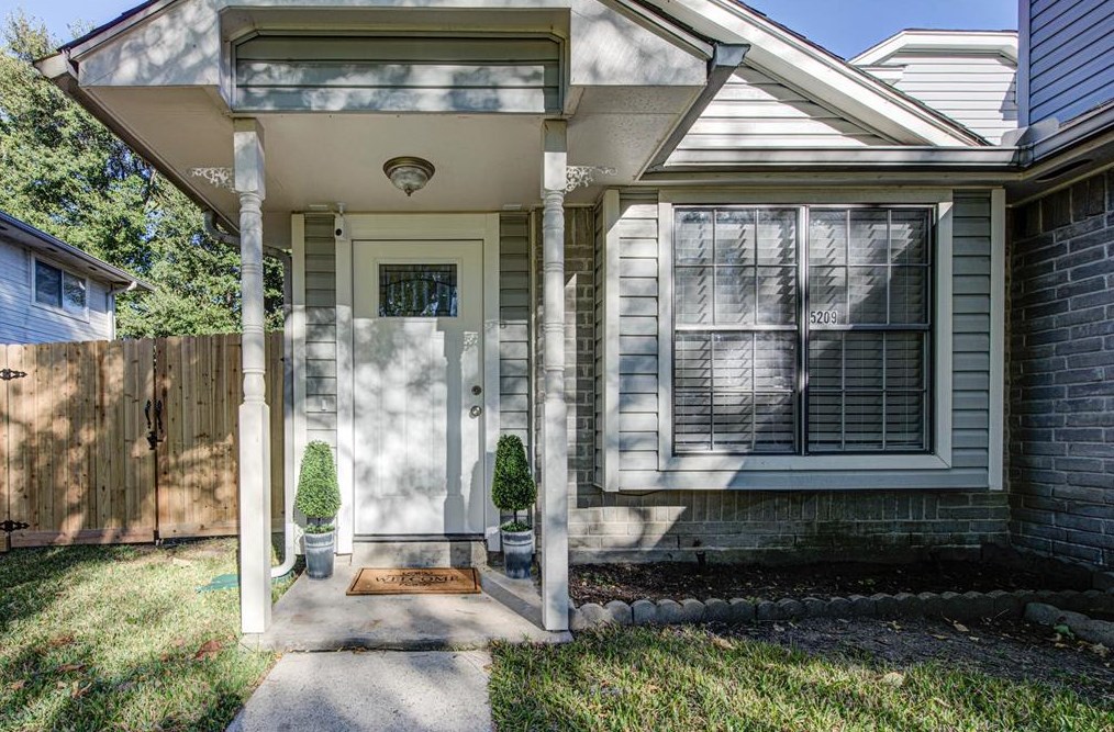 5209 Lynngate Dr, Spring TX  77373-7180 exterior