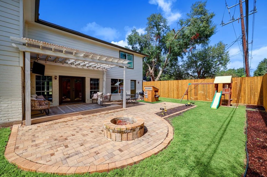 503 Blue Willow Dr, Houston TX  77042-3001 exterior