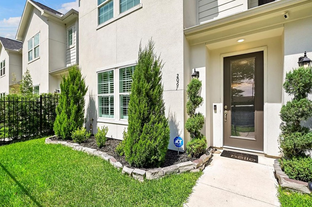 2067 Sherwood Forest St, Houston, TX 77043-2702